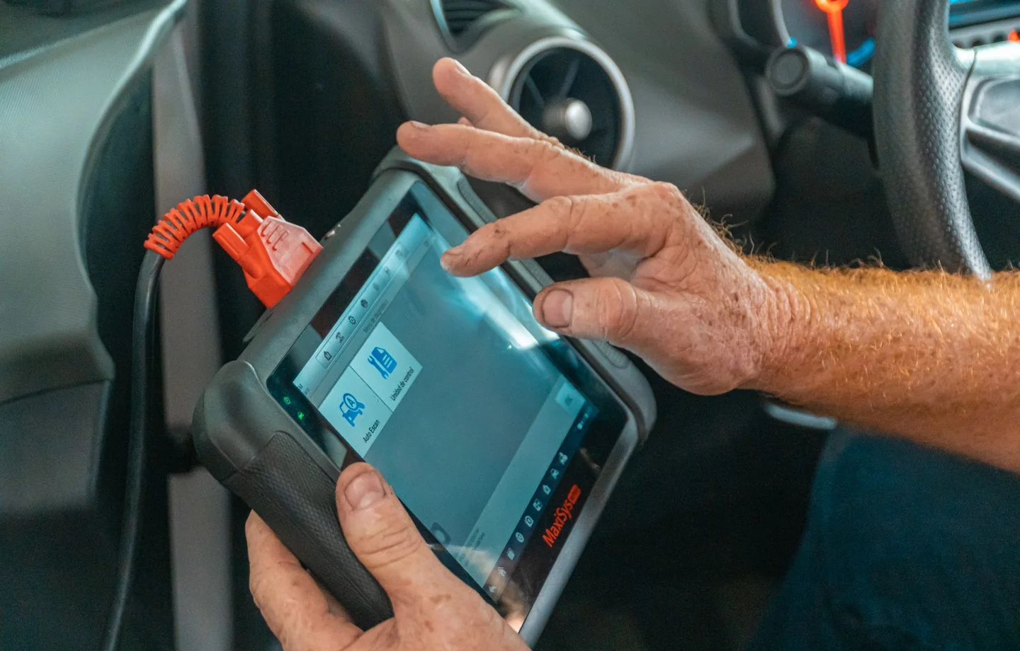 Handheld vehicle diagnostic scanner
