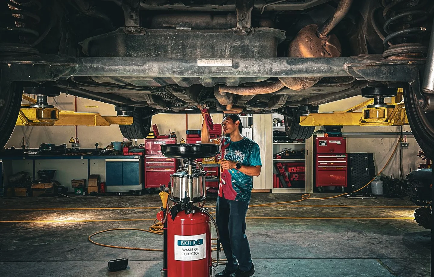 Underbody maintenance on a vehicle lift